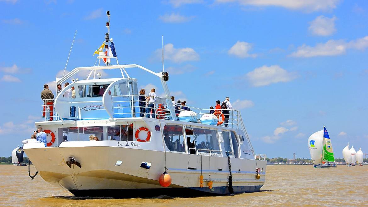 Pssst ! Une croisière  sur la Dordogne avec dégustation de vin des Côtes de Bour…