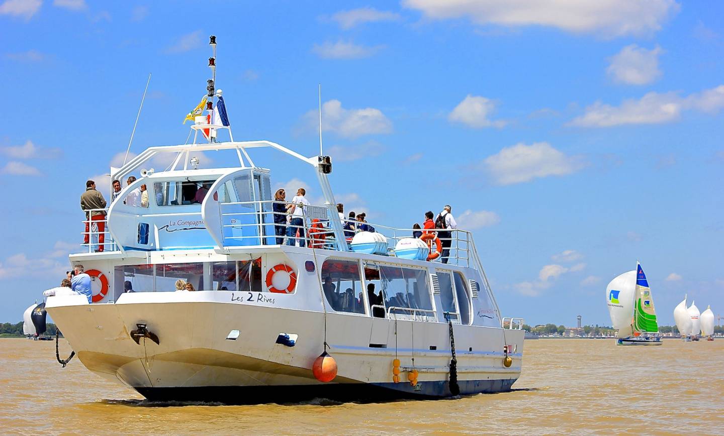 Pssst ! Une croisière  sur la Dordogne avec dégustation de vin des Côtes de Bour…