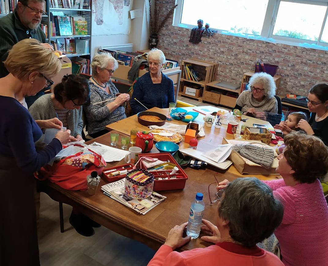 Beaucoup de monde à l’atelier café tricot thé samedi dernier.