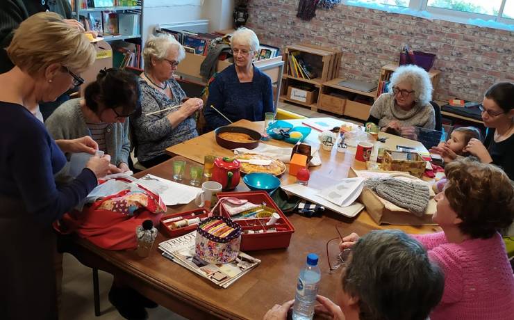 Beaucoup de monde à l’atelier café tricot thé samedi dernier.