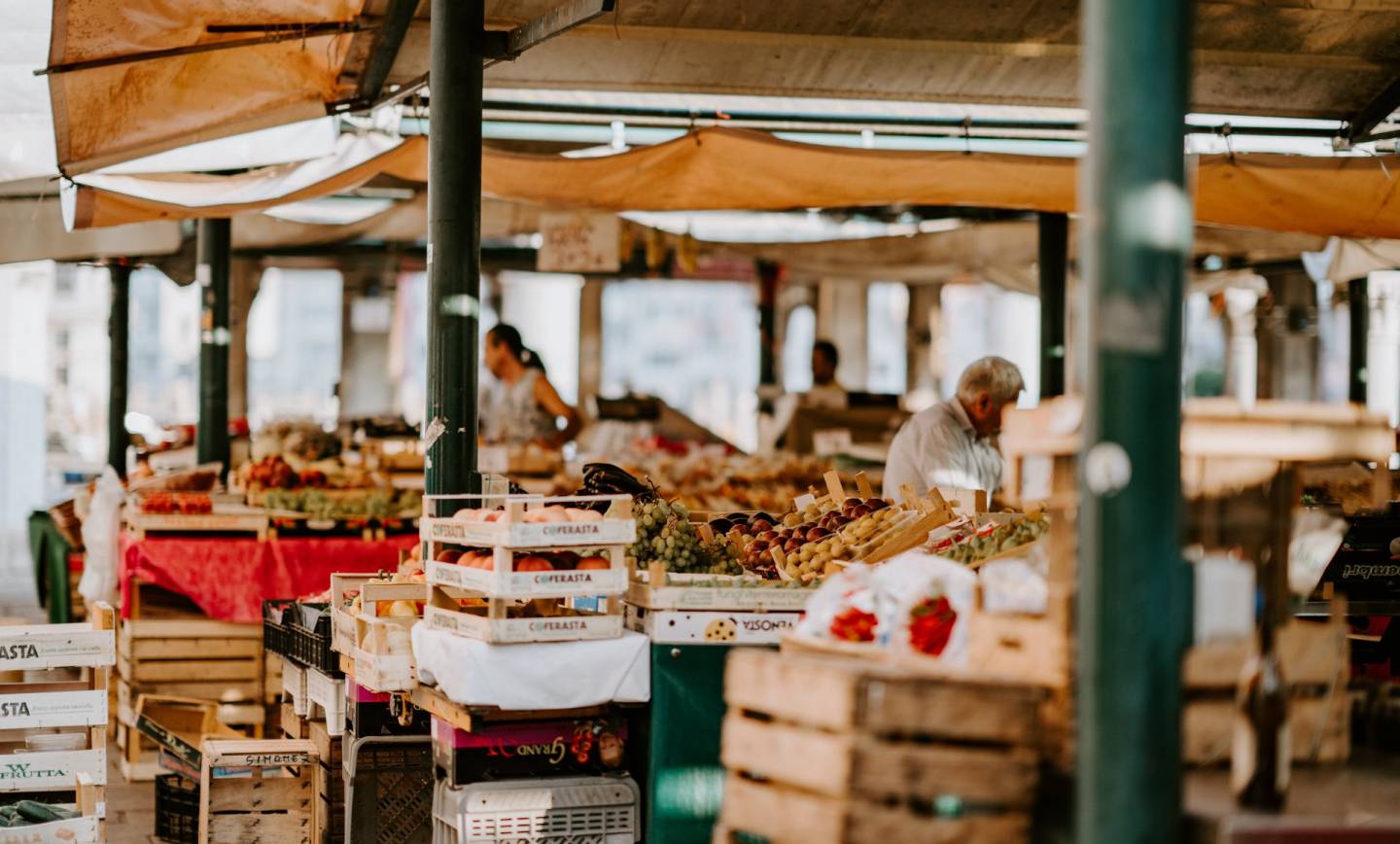 [Instant gourmand  : le marché dominical de Bourg]
 Chaque dimanche matin, habit…