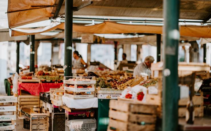 [Instant gourmand  : le marché dominical de Bourg]
 Chaque dimanche matin, habit…