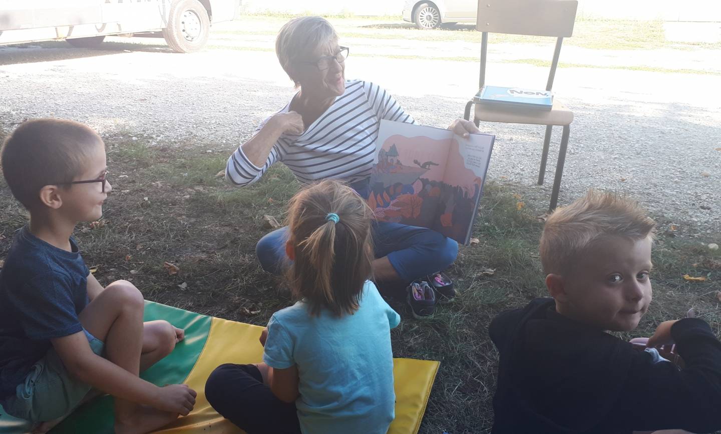 En attendant l’ouverture complète de la bibliothèque, quelques contes en extérie…