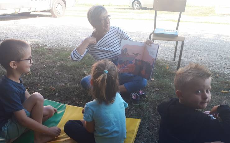 En attendant l’ouverture complète de la bibliothèque, quelques contes en extérie…