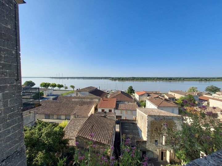 Regardez notre belle Dordogne vue des remparts de Bourg.
 Bonne semaine à tous…