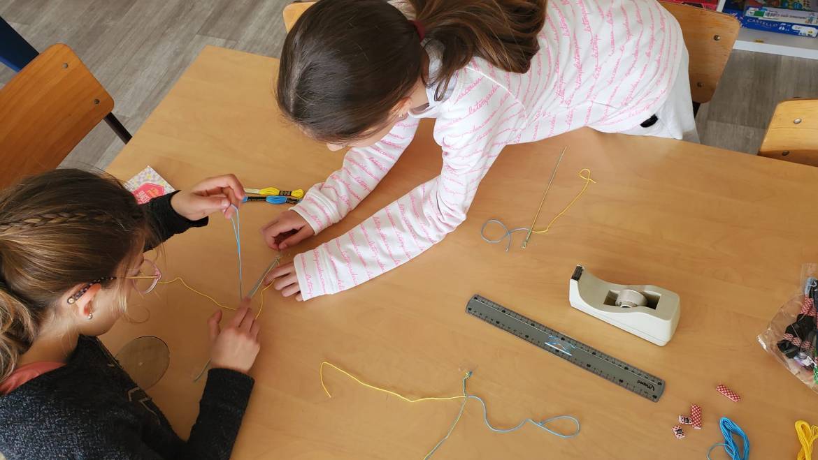 Ce matin, premier atelier de tissage de bracelets qui seront vendus au profit …