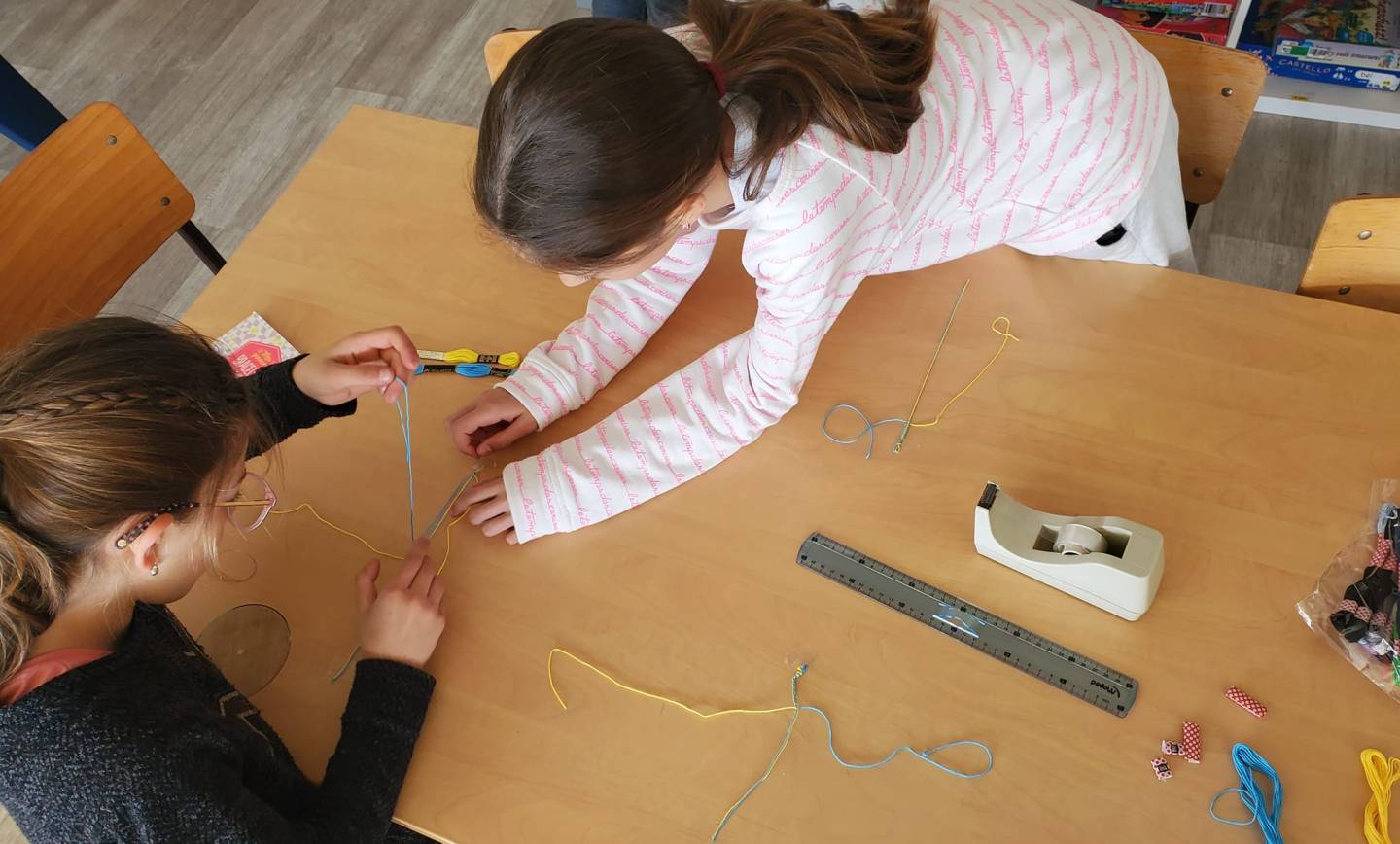 Ce matin, premier atelier de tissage de bracelets qui seront vendus au profit …