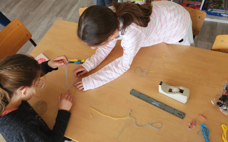 Ce matin, premier atelier de tissage de bracelets qui seront vendus au profit …