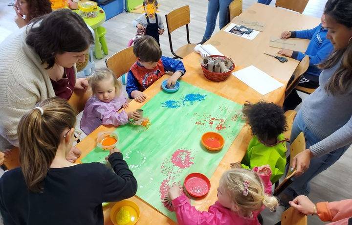 Préparation d une fresque pour le coin bébé.