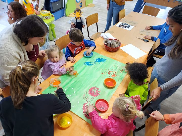 Préparation d une fresque pour le coin bébé.