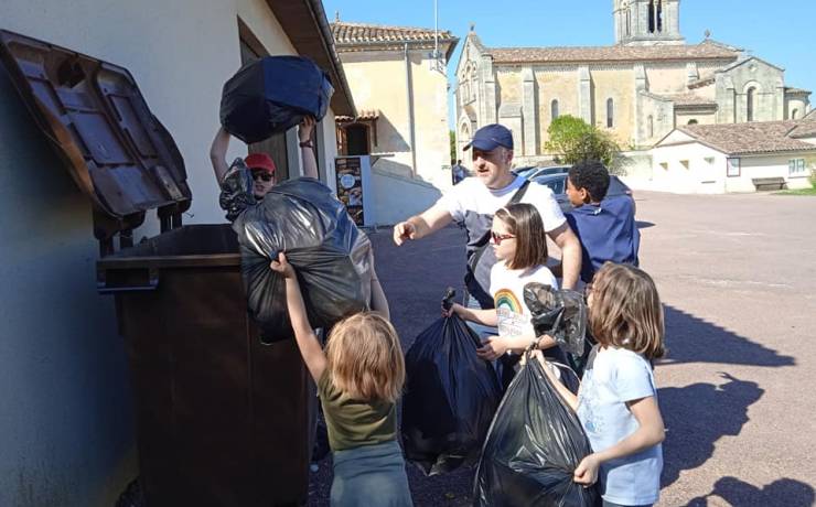 Bilan journée eco citoyenne
 4 gros sacs de déchets 
 Un pique nique très agré…