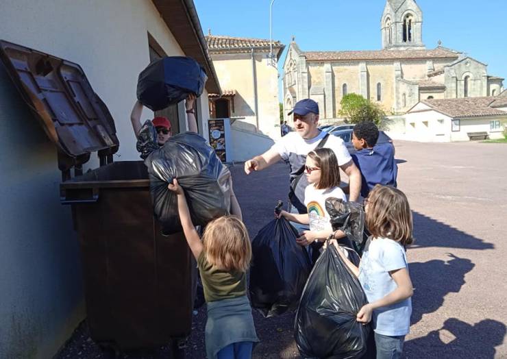 Bilan journée eco citoyenne
 4 gros sacs de déchets 
 Un pique nique très agré…