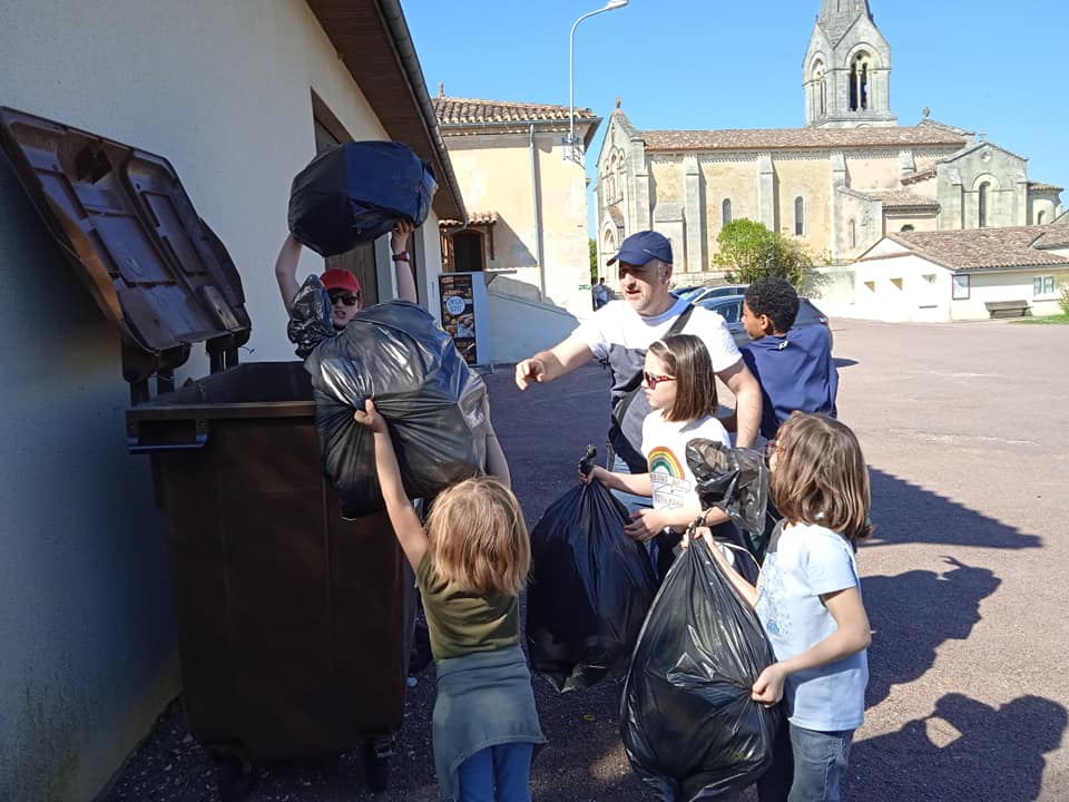 Bilan journée eco citoyenne
 4 gros sacs de déchets 
 Un pique nique très agré…