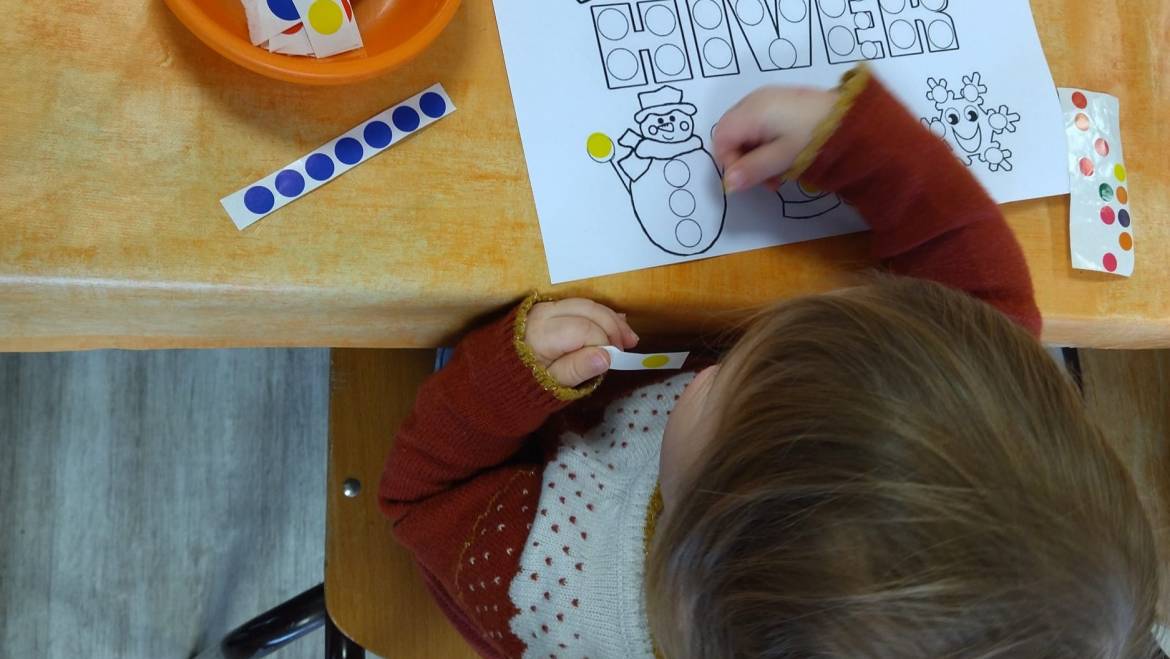 Petit atelier de motricité fine avec des gommettes.