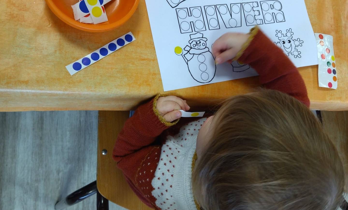 Petit atelier de motricité fine avec des gommettes.