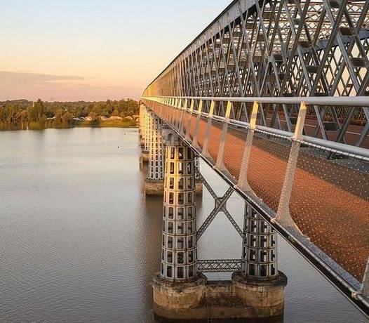 [Le Pont Eiffel]
 Il vous permet de traverser la Dordogne, de Cubzac Les Ponts…