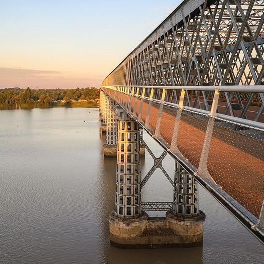 [Le Pont Eiffel]
 Il vous permet de traverser la Dordogne, de Cubzac Les Ponts…