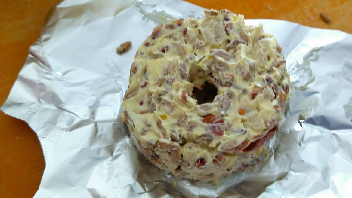 « Donuts » pour oiseaux 
 Pour aider nos petits amis à plumes par ce temps froid…