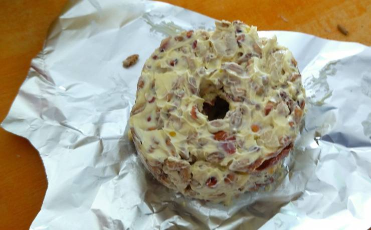 « Donuts » pour oiseaux 
 Pour aider nos petits amis à plumes par ce temps froid…