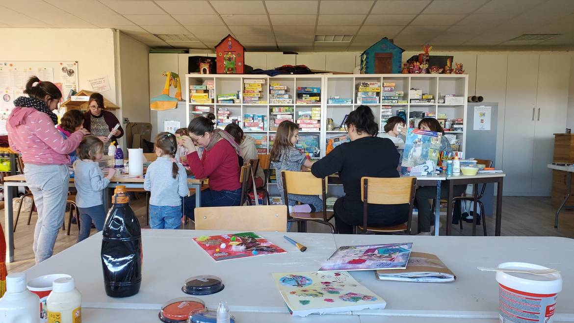 Un atelier de bazar créatif productif cet après midi, sur le thème des contes….