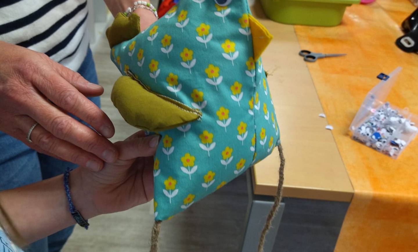 Encore un super atelier couture parents-enfants, avec la création de « poules c…