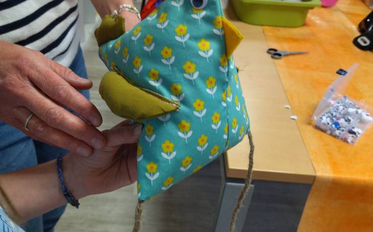 Encore un super atelier couture parents-enfants, avec la création de « poules c…