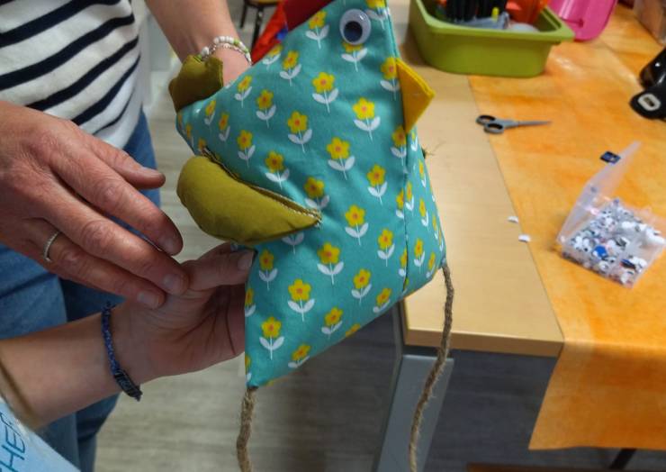 Encore un super atelier couture parents-enfants, avec la création de « poules …