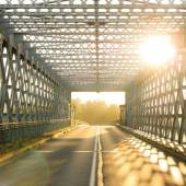 @pl.cent a su capturer magnifiquement bien le lever de soleil à travers le Pont …
