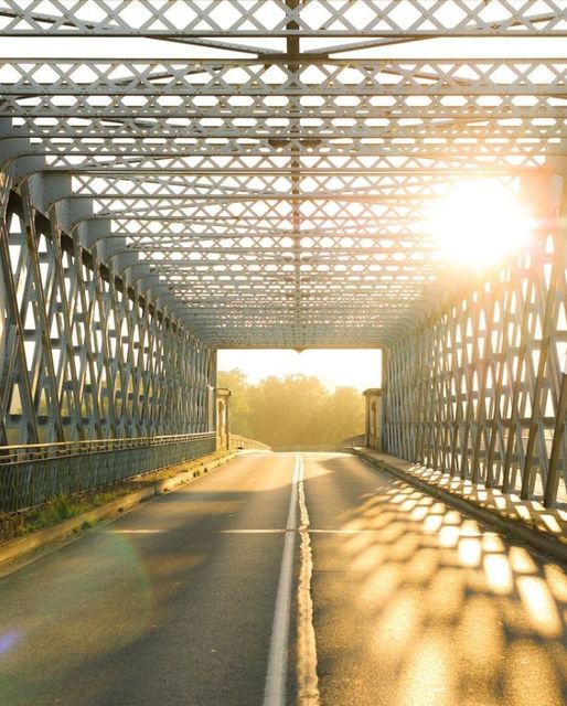 @pl.cent a su capturer magnifiquement bien le lever de soleil à travers le Pont …