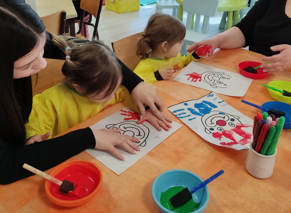 Clowns peinture aux doigts 
 Ça chatouille, c’est froid, c’est rigolo…