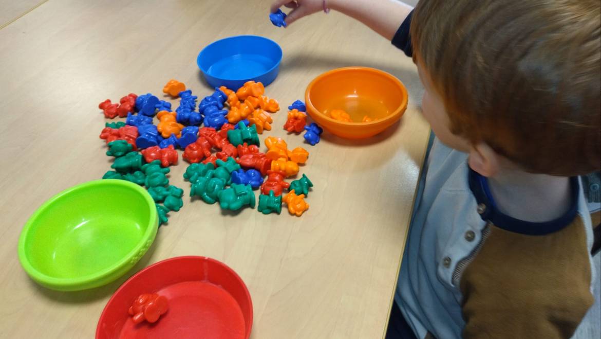 On travaille les couleurs, la motricité fine 
 et l’équilibre des poids.