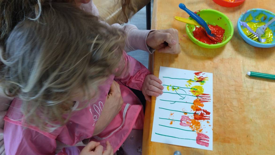 Peinture tulipe 
 En s’entraîne à tracer des lignes,
 puis on fait des « emprei…