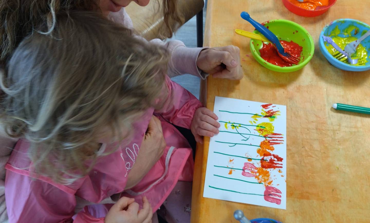 Peinture tulipe 
 En s’entraîne à tracer des lignes,
 puis on fait des « emprei…