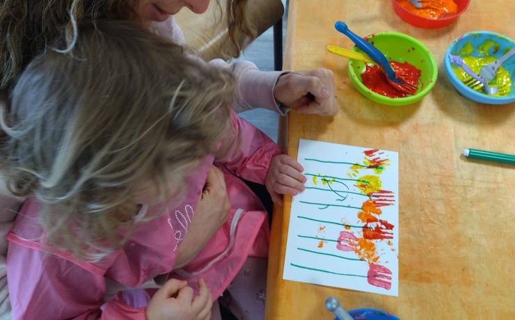 Peinture tulipe 
 En s’entraîne à tracer des lignes,
 puis on fait des « emprei…