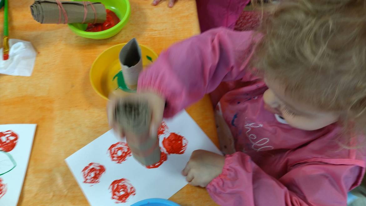 Peinture « bouquet de roses »
 avec du carton roulé 
 et rouleau de papier toile…