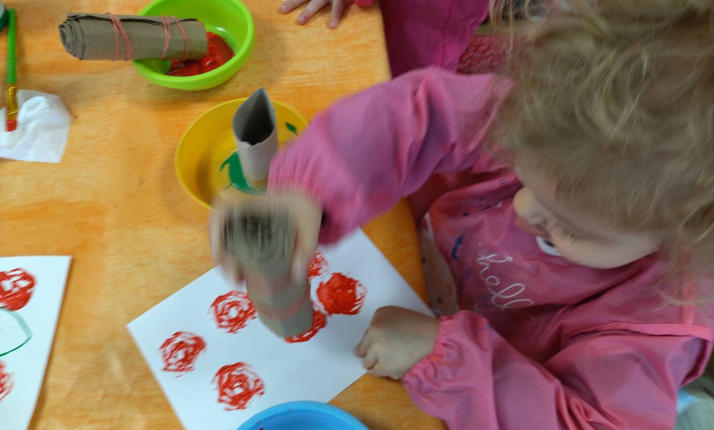 Peinture « bouquet de roses »
 avec du carton roulé 
 et rouleau de papier toile…