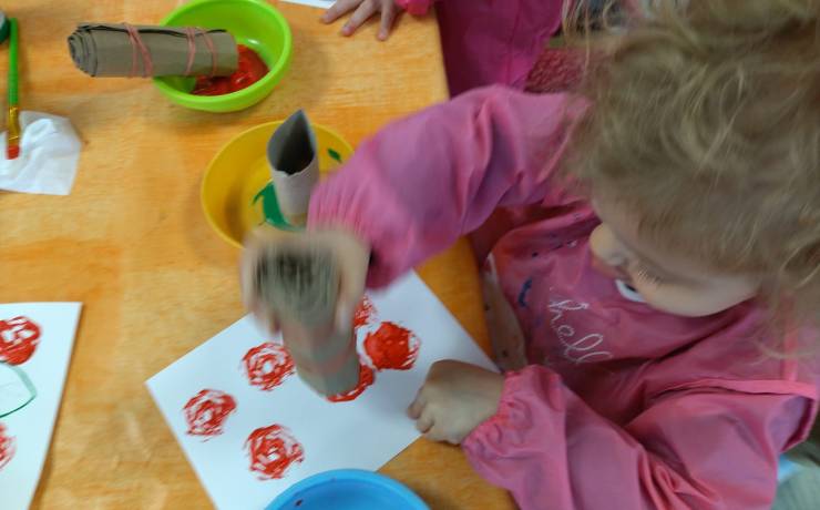 Peinture « bouquet de roses »
 avec du carton roulé 
 et rouleau de papier toile…