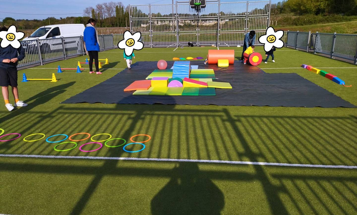 Parcours de motricité
 au city stade de Mombrier.
 On profite du beau temps  t…