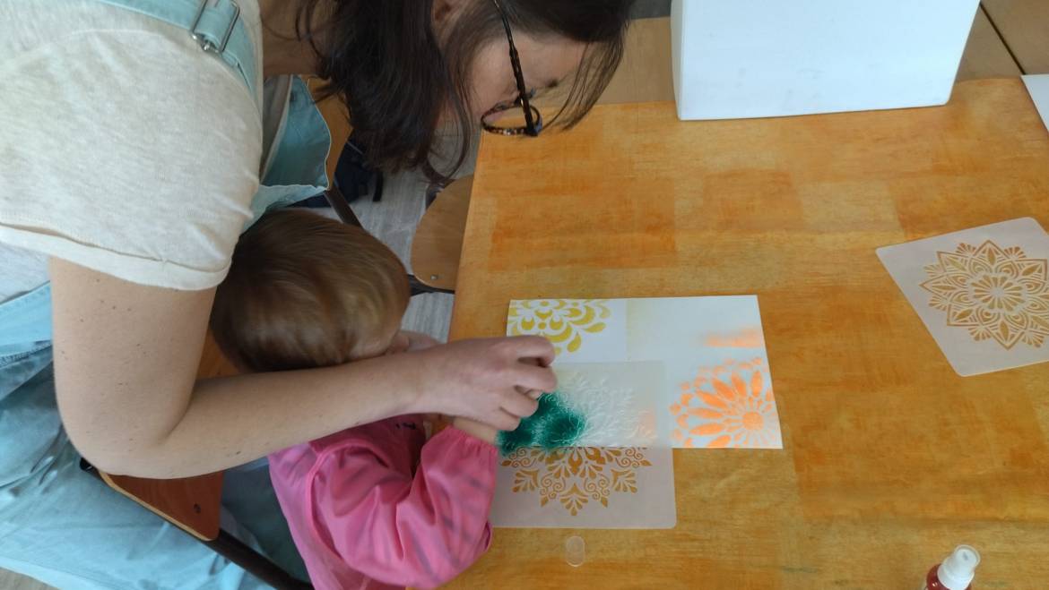 Mandalas avec peinture en spray.
 Un mélange de couleurs tout en nuances 




…