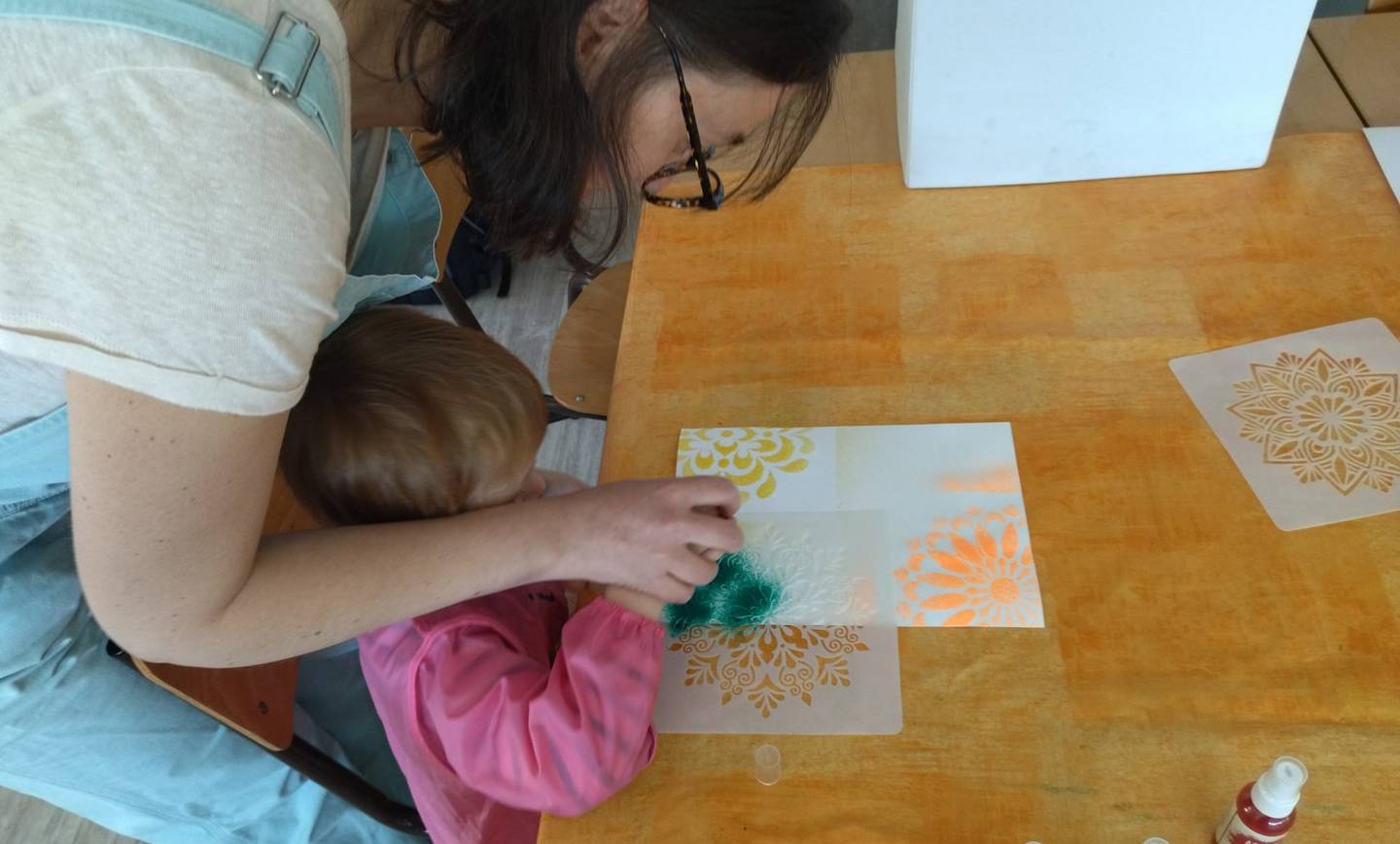 Mandalas avec peinture en spray.
 Un mélange de couleurs tout en nuances 




…