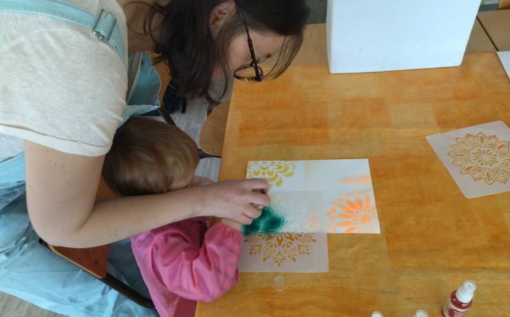 Mandalas avec peinture en spray.
 Un mélange de couleurs tout en nuances 




…