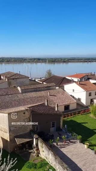 [Village ancien de Bourg]
 On aime se balader le long des remparts pour se ret…