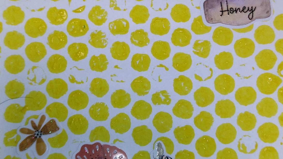 Composition « ruche »
 Peinture au papier bulle et stickers.