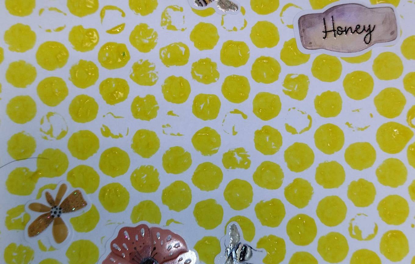 Composition « ruche »
 Peinture au papier bulle et stickers.
