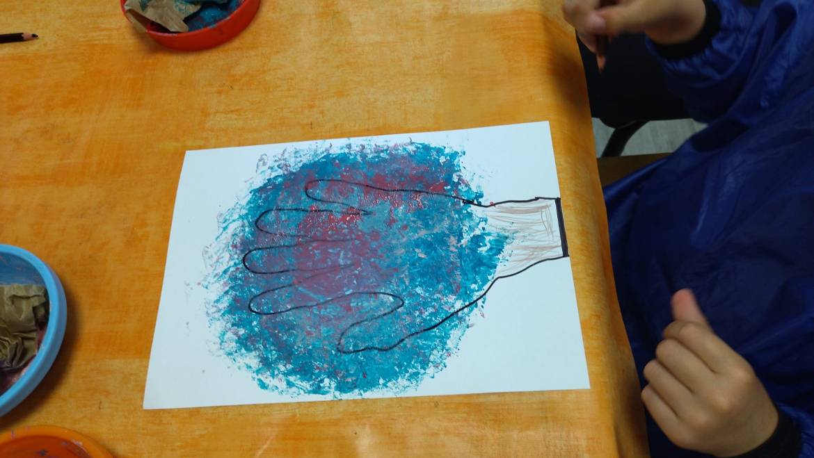 Peinture « arbre en fleur »
 Empreinte de main, puis peinture
 au papier chiffon…