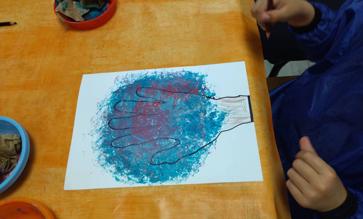 Peinture « arbre en fleur »
 Empreinte de main, puis peinture
 au papier chiffon…