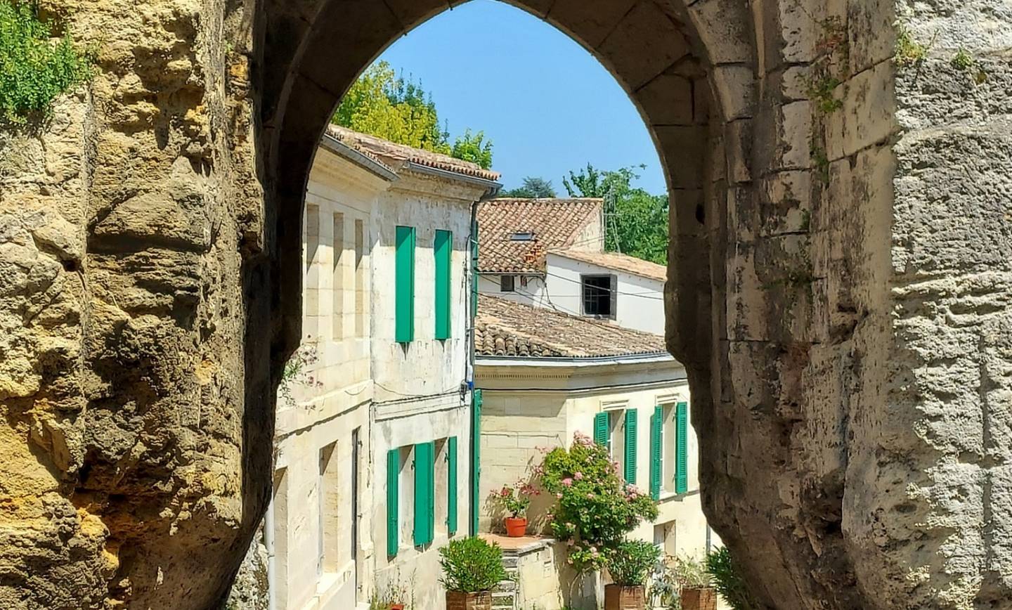 Le charme de Bourg, entre vigne, pierre et estuaire…