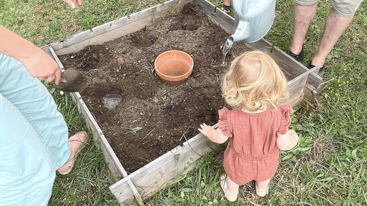 Jardinage 
 On met tous la main à la pâte pour planter les tomates dans notre…