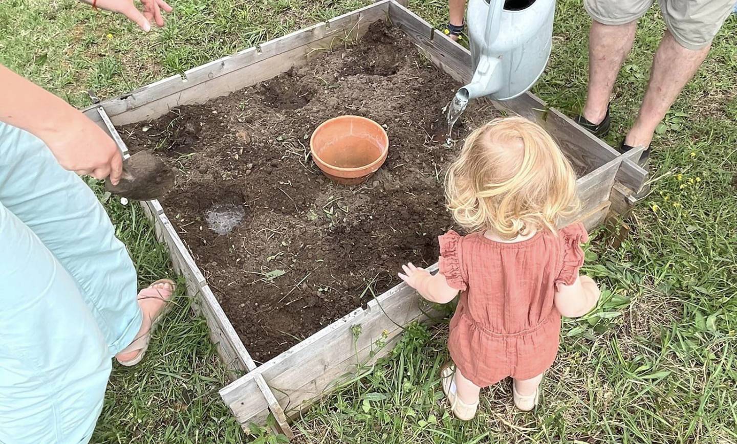 Jardinage 
 On met tous la main à la pâte pour planter les tomates dans notre…