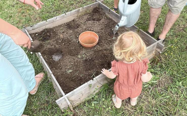 Jardinage 
 On met tous la main à la pâte pour planter les tomates dans notre…